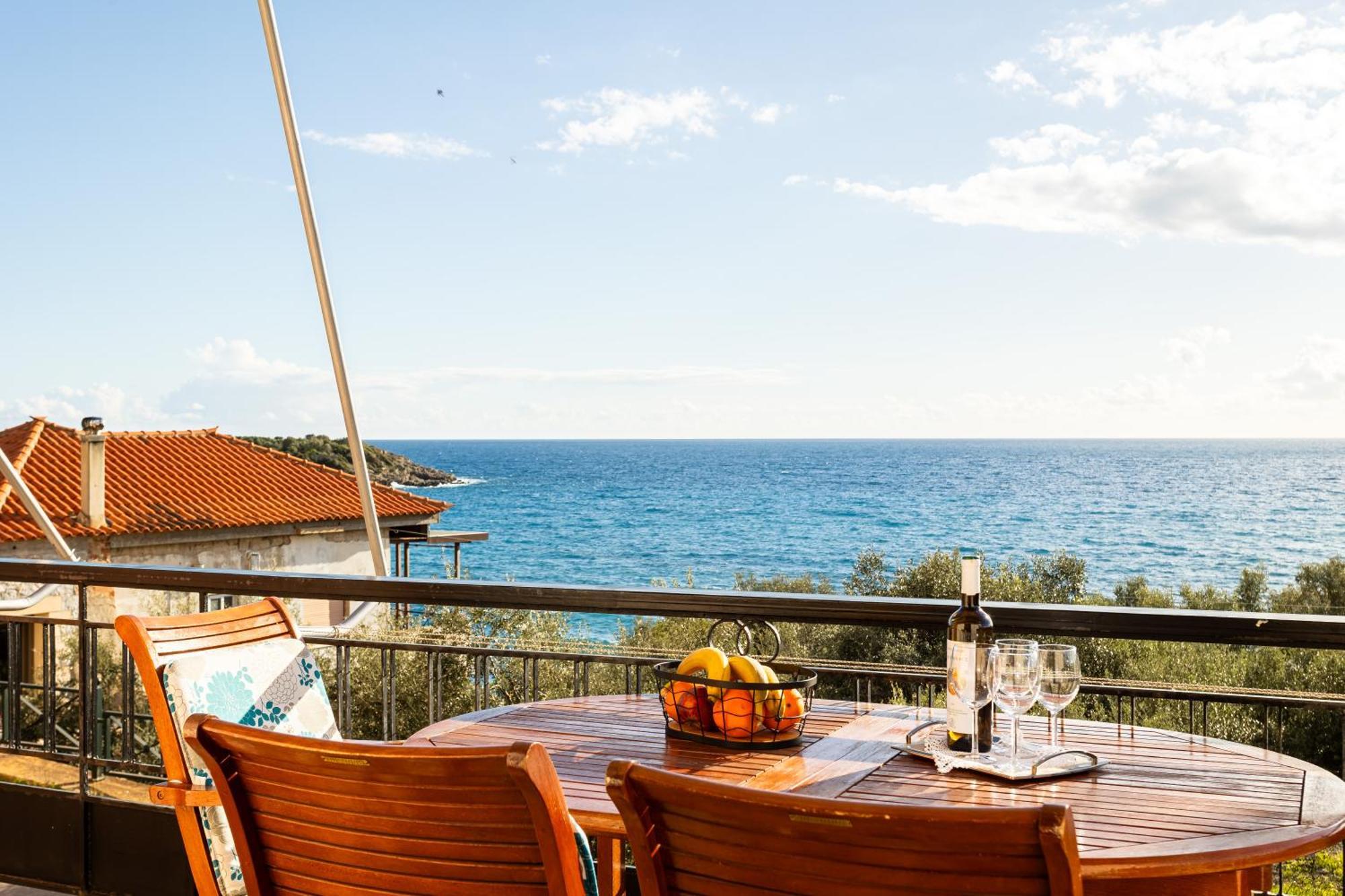 Sunset Serenity - Seaside Getaway Appartamento Kardhamili